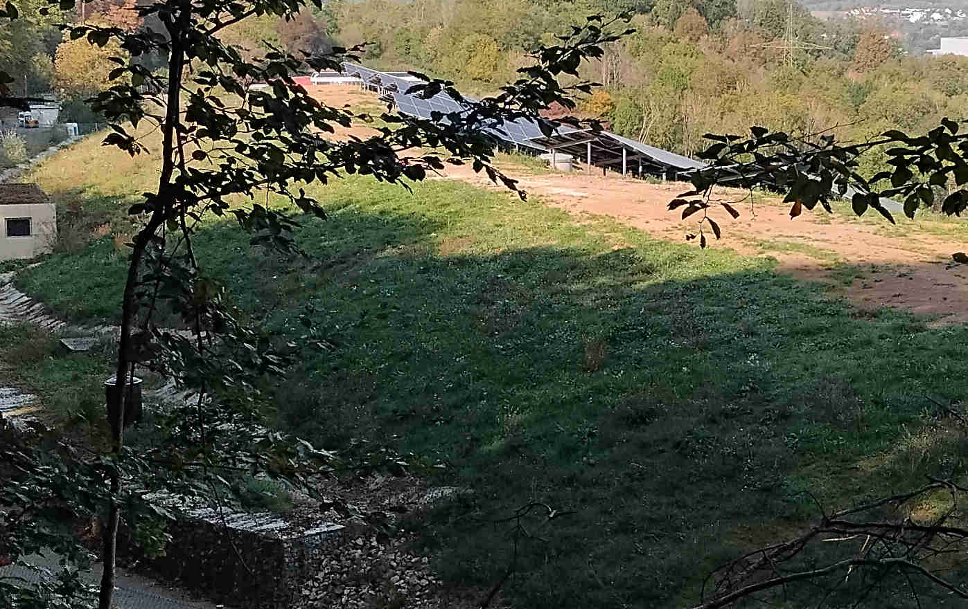 Photovoltaik-anlage auf Deponie für Rems-Murr-Klinikum